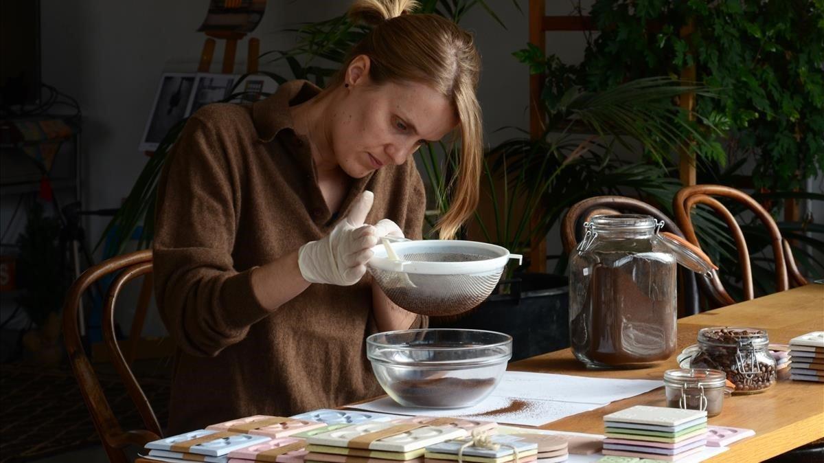 Emily Benson, socia junto a Isabel Troya en Canfangapanots, prepara marro de café para crear con él y otros materiales posavasos con el icono del célebre ’panot’.