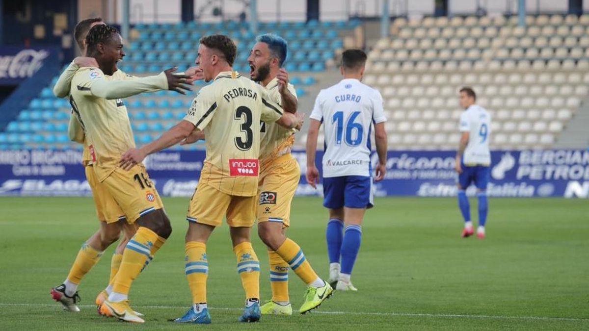 Dimata celebra un gol junto a Pedrosa y Vargas. Dimata celebra un gol junto a Pedrosa y Vargas.