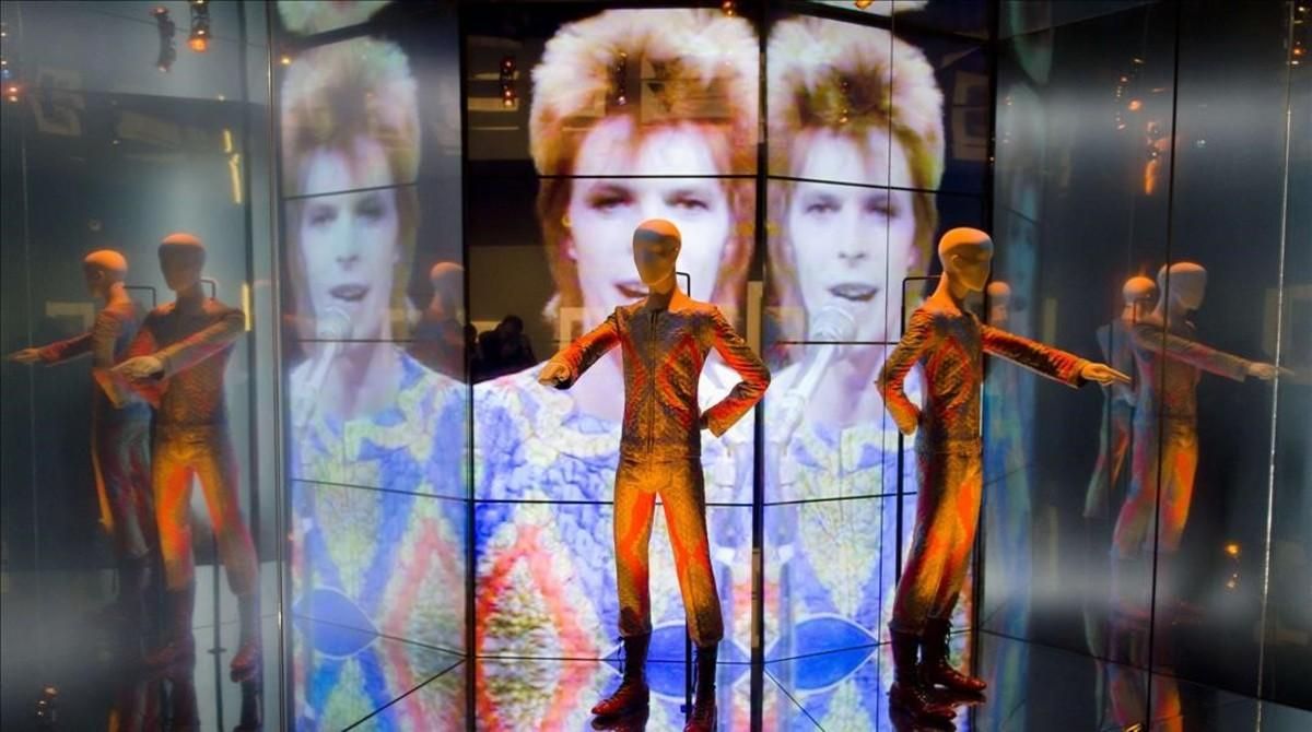 Detalle de la exposición ’David Bowie is’, en el Victoria and Albert Museum de Londres, que llegará al Museu del Disseny en primavera. Detalle de la exposición ’David Bowie is’, en el Victoria and Albert Museum de Londres, que llegará al Museu del Disseny en primavera.