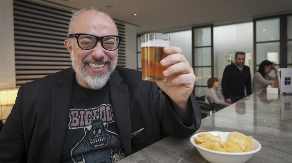 Álex de la Iglesia se toma una cerveza en el festival de Málaga tras presentar a la prensa ’El bar’. Álex de la Iglesia se toma una cerveza en el festival de Málaga tras presentar a la prensa ’El bar’.