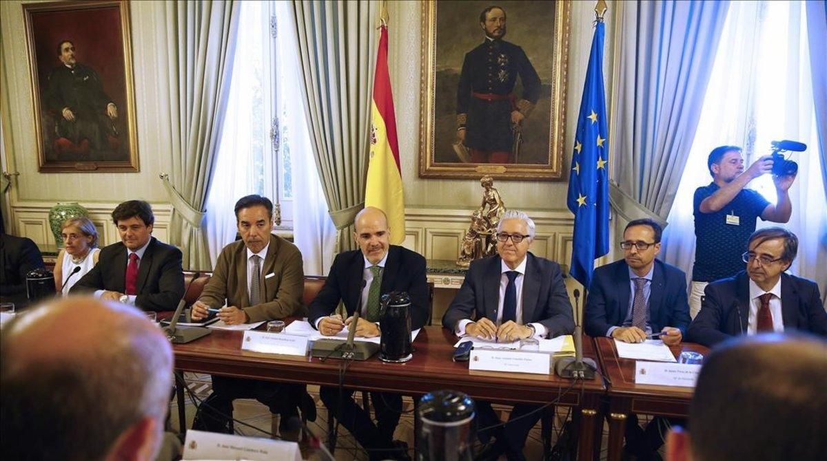 El secretario de Estado de Función Pública, José Antonio Benedicto, con los sindicatos representativos en la mesa de la Administracion General del Estado en julio del 2018. El secretario de Estado de Función Pública, José Antonio Benedicto, con los sindicatos representativos en la mesa de la Administracion General del Estado en julio del 2018.