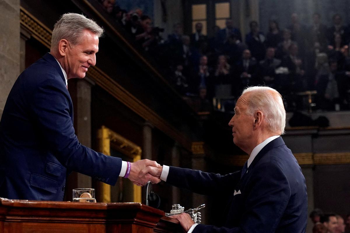 El presidente de EEUU, Joe Biden, estrecha la mano al ’speaker’ de la Cámara de Representantes, Kevin McCarthy, tras el debate del estado de la Unión, el pasado 7 de febrero.