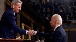 El presidente de EEUU, Joe Biden, estrecha la mano al ’speaker’ de la Cámara de Representantes, Kevin McCarthy, tras el debate del estado de la Unión, el pasado 7 de febrero.