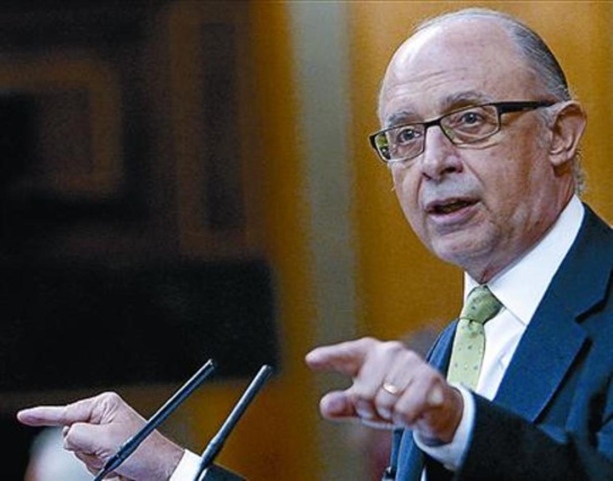Cristóbal Montoro, ayer, en la sesión de control al Gobierno. Cristóbal Montoro, ayer, en la sesión de control al Gobierno.