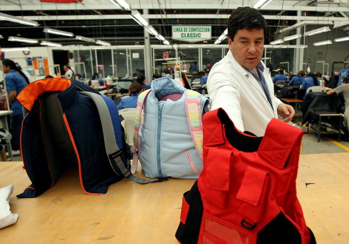 El empresario colombiano Miguel Caballero exhibe su nueva línea de ropa para niños con protección a prueba de balas.