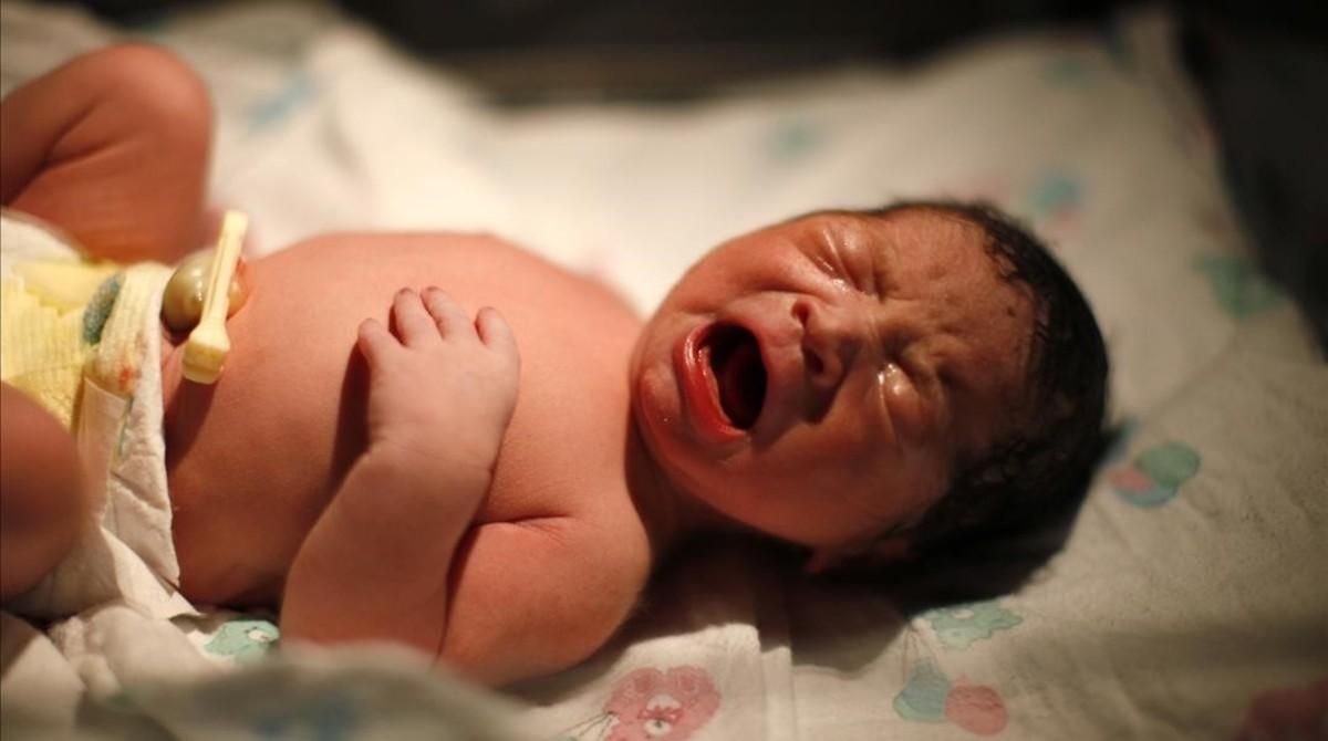 Un bebé recién nacido. Un bebé recién nacido.