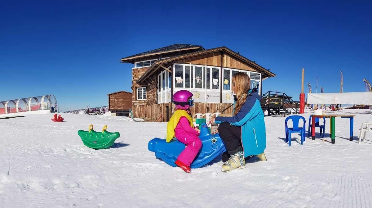 Los parques de nieve son el mejor escenario para que los niños disfruten de un buen debut y de la mano de personal especializado. Los parques de nieve son el mejor escenario para que los niños disfruten de un buen debut y de la mano de personal especializado.