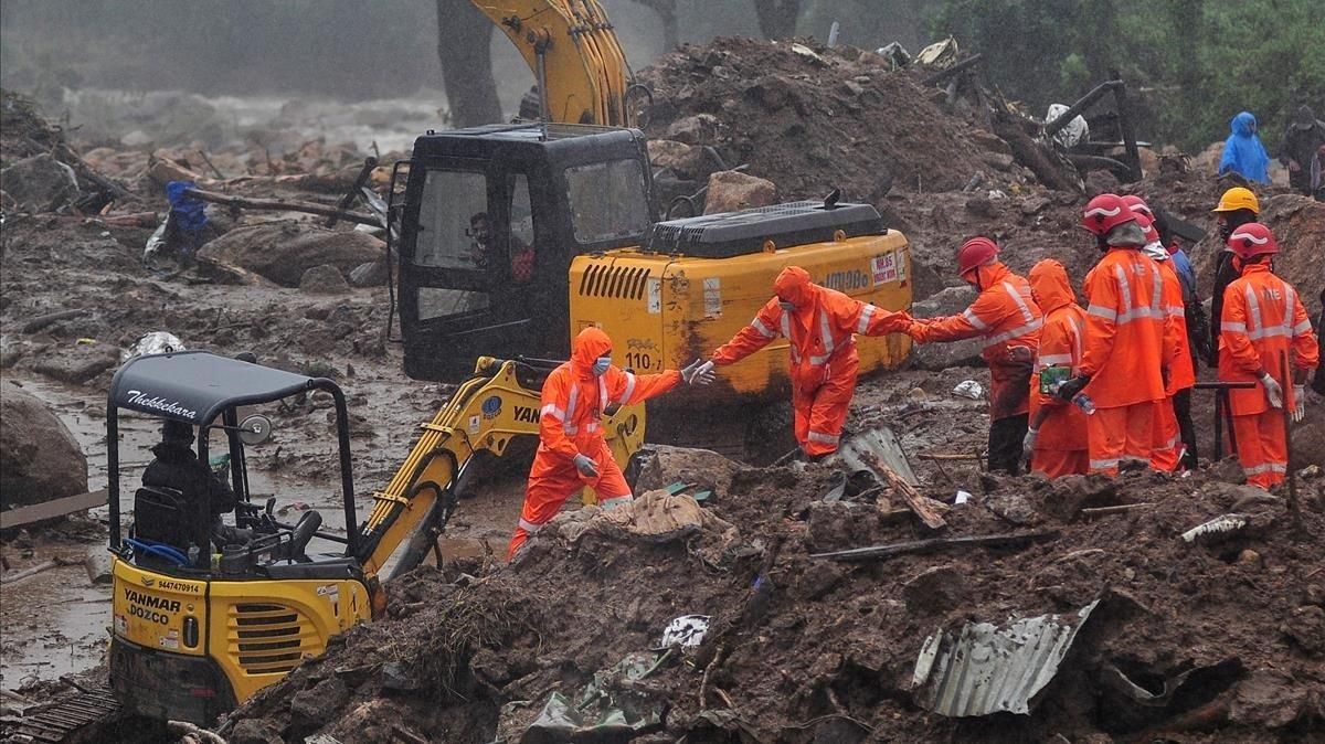 Un equipo de socorristas en la zona donde se produjo el desprendimiento de tierra en Idukki, en el estado de indio de Kerala. Un equipo de socorristas en la zona donde se produjo el desprendimiento de tierra en Idukki, en el estado de indio de Kerala.