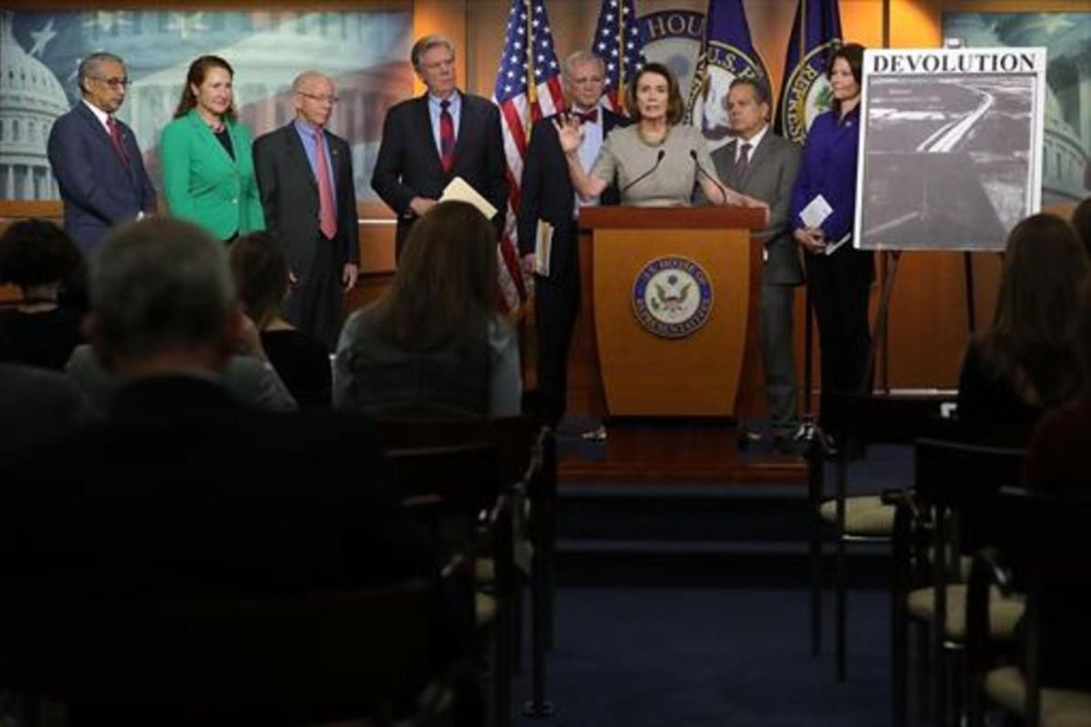 Nancy Pelosi y otros miembros del Partido Demócrata, ayer, en el Capitolio. Nancy Pelosi y otros miembros del Partido Demócrata, ayer, en el Capitolio.