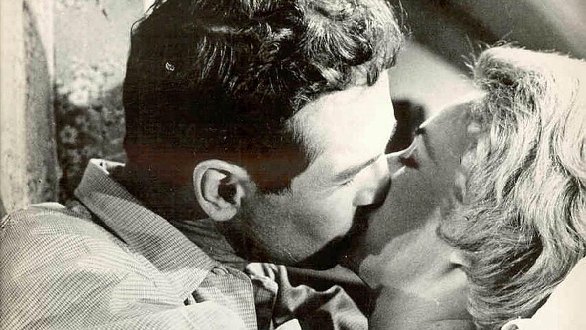 El cine ha universalizado el beso. Un fotograma de Newman y Pipper, en ’El Buscavidas’ (AHMGi)