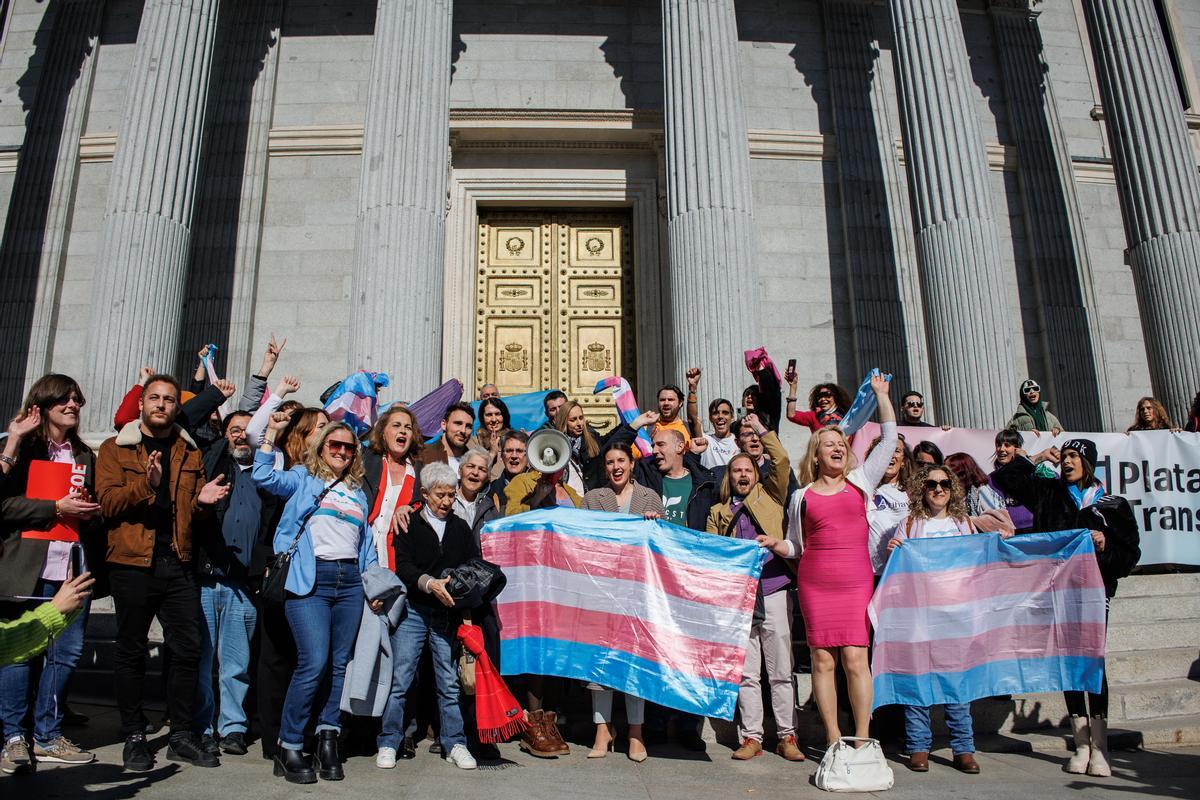 Irane montero posa en las escalinatas del Congreso tras ser aprobada la ley trans.