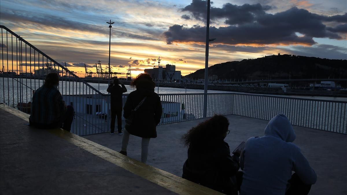 Varias personas presencian la puesta de sol en el último punto transitable del nuevo paseo del Rompeolas. Varias personas presencian la puesta de sol en el último punto transitable del nuevo paseo del Rompeolas.