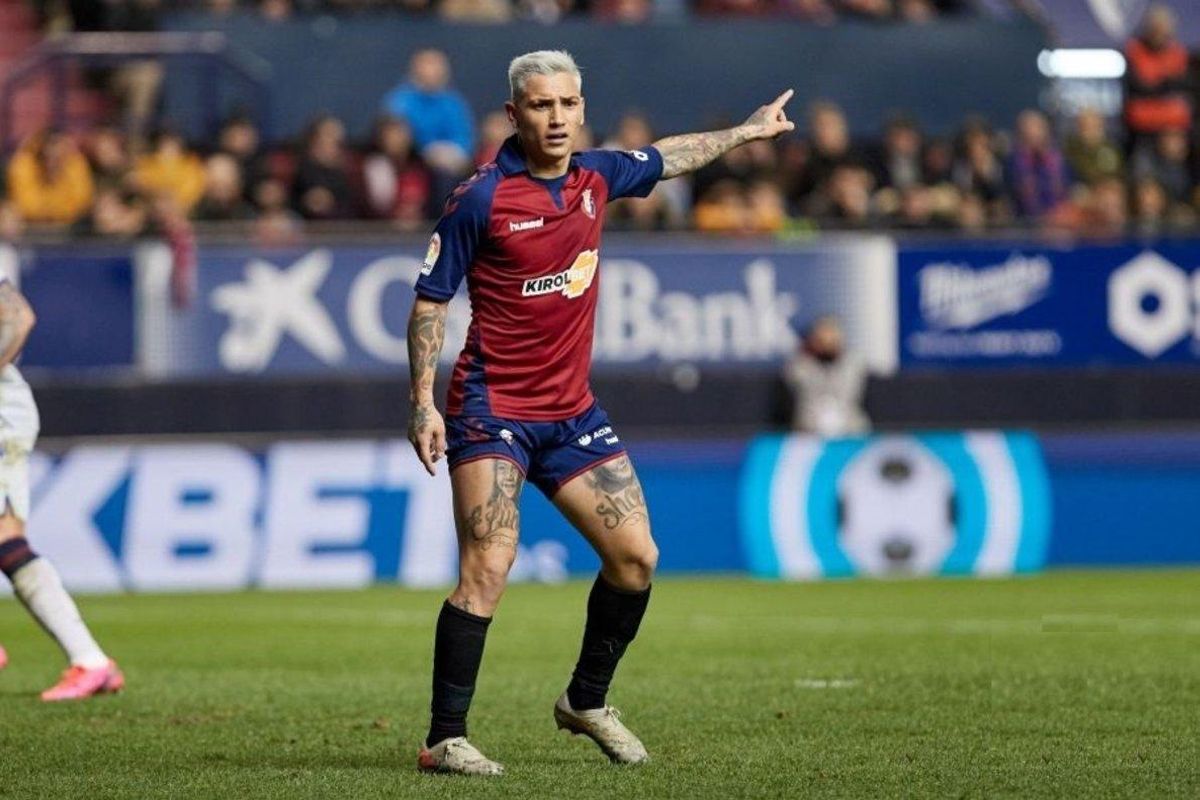 El delantero argentino Chimy Ávila durante un partido con Osasuna. El delantero argentino Chimy Ávila durante un partido con Osasuna.