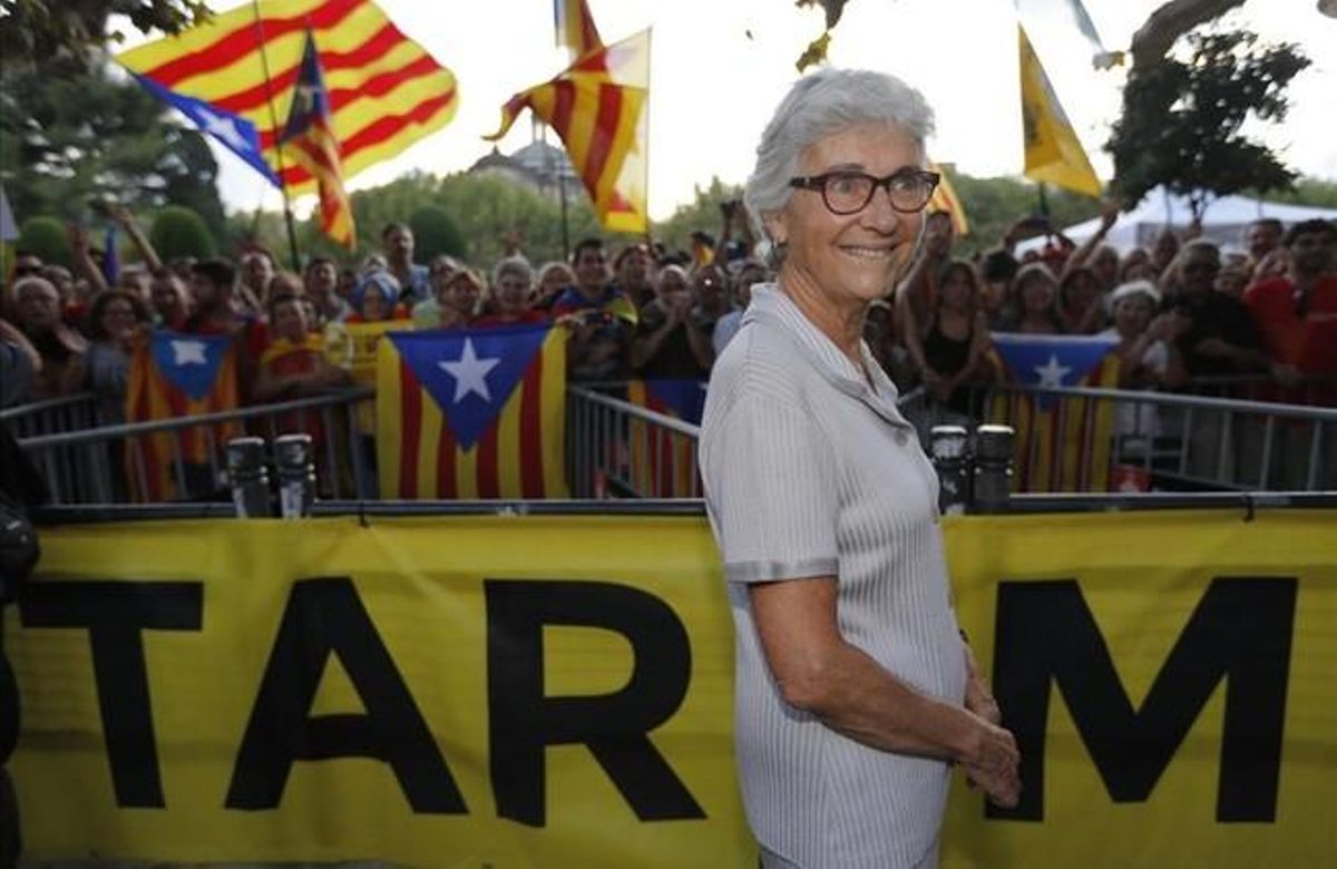 Muriel Casals tras aprobarse la Ley de Consultas en el Parlament en 2014. Muriel Casals tras aprobarse la Ley de Consultas en el Parlament en 2014.