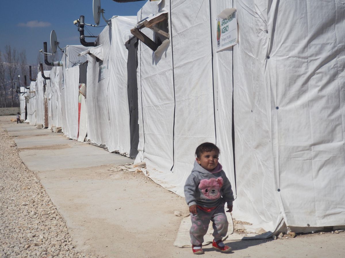 Una niña camina por el campo de refugiados sirios de Bar Elias, en Líbano. Una niña camina por el campo de refugiados sirios de Bar Elias, en Líbano.