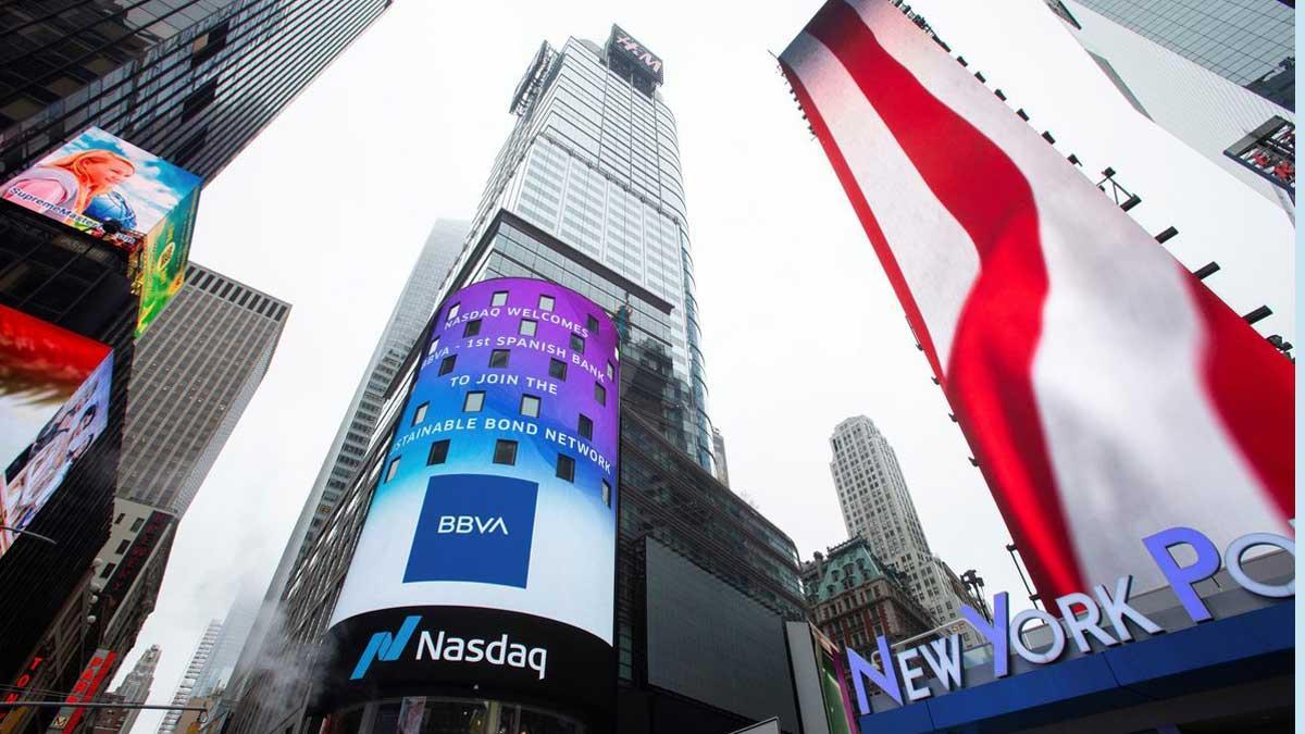 BBVA vende su negocio en Estados Unidos. por 9.700 millones de euros. Lo explica Carlos Torres, presidente de BBVA. En la foto, el logo del BBVA en el edificio del Nasdaq en Nueva York.