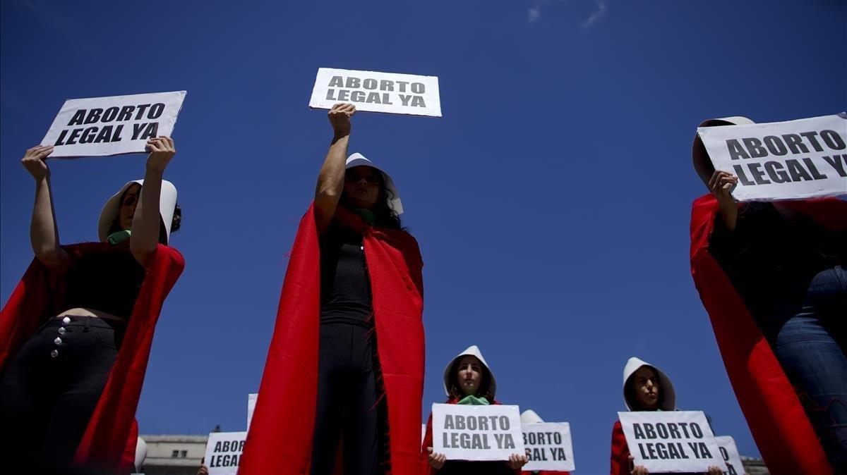 Activistas argentinas disfrazadas del personaje de ’El cuento de la criada’ en la manifestación del 8 de marzo en Buenos Aires. 