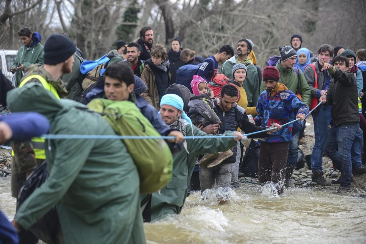 Refugiados en Idomeni cuando trataron de cruzar a Macedonia, el lunes.