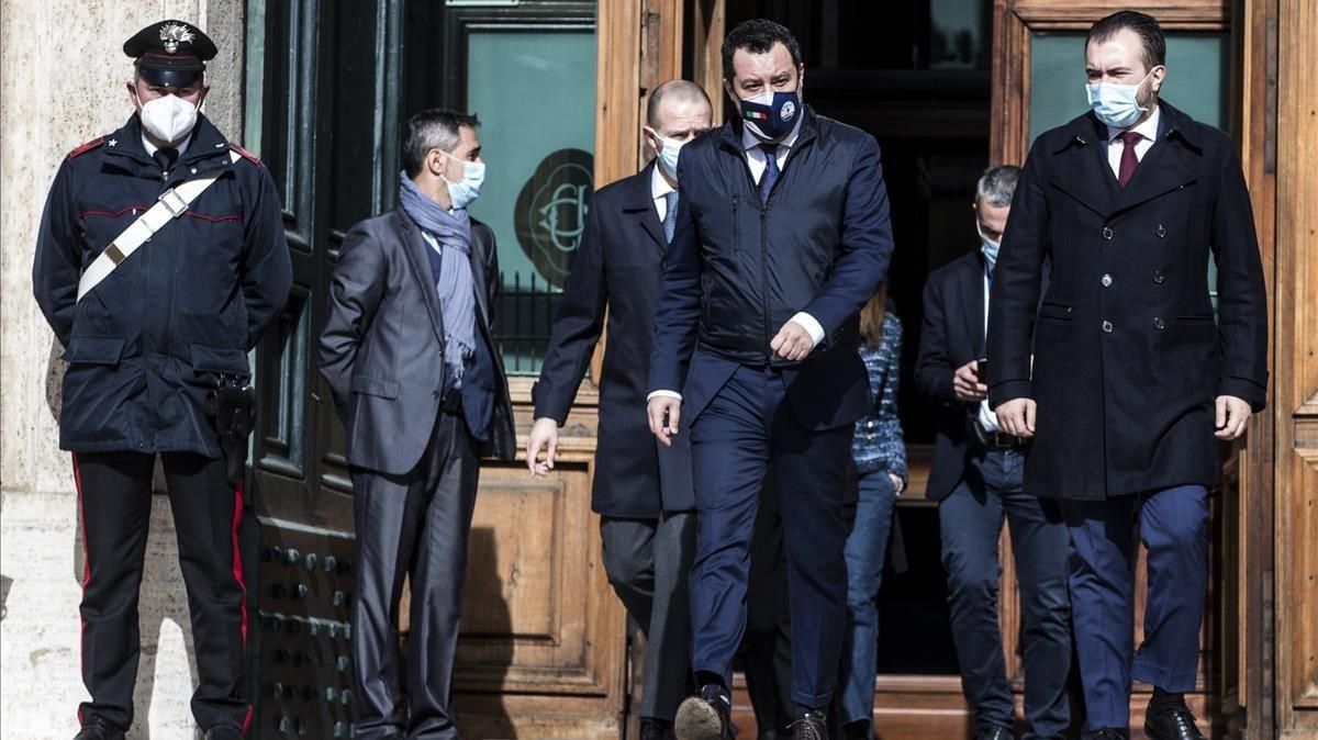 Matteo Salvini, líder de la Liga, (en el centro), a la salida de su encuentro con el Mario Draghi, en Roma. Matteo Salvini, líder de la Liga, (en el centro), a la salida de su encuentro con el Mario Draghi, en Roma.