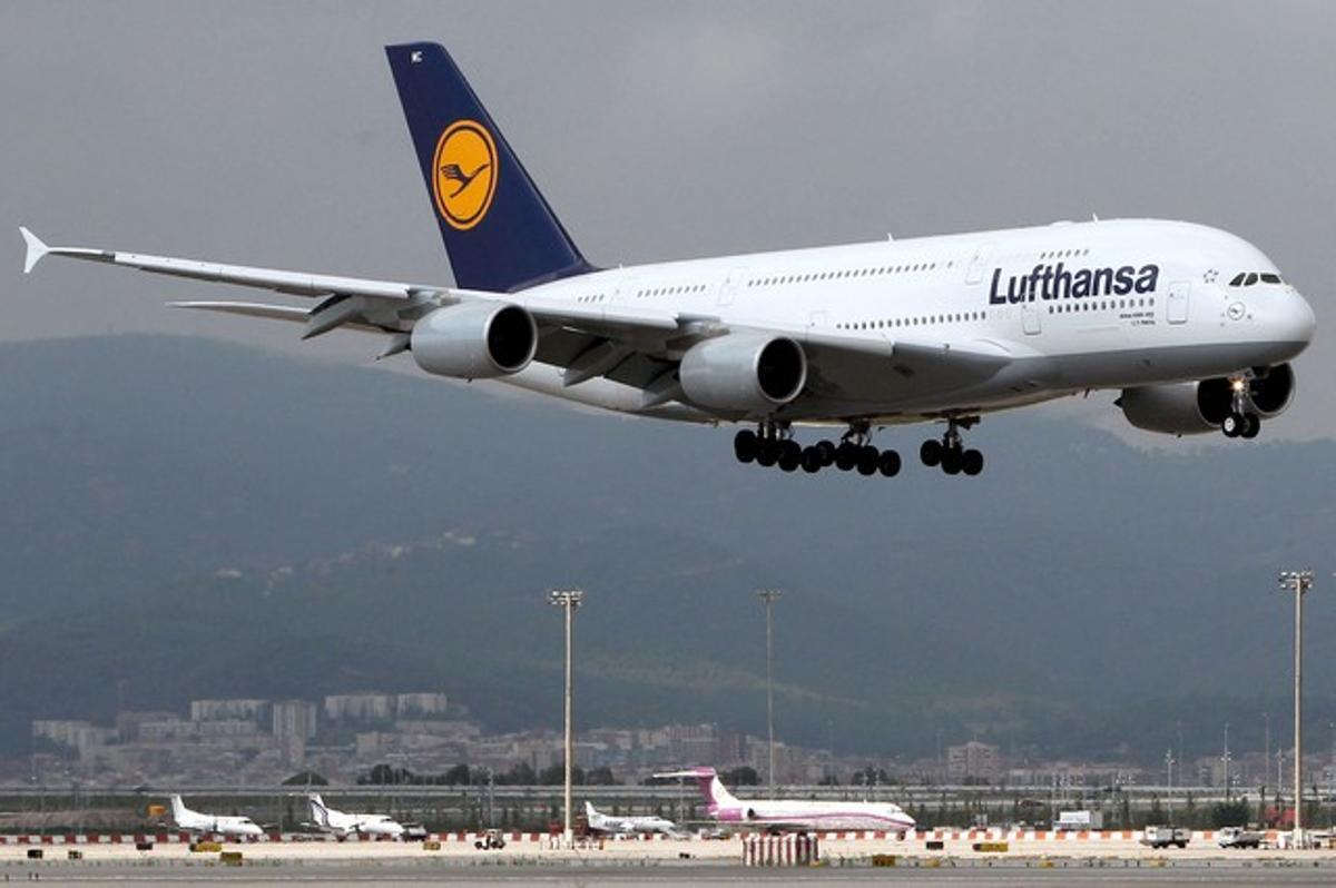 Un A-380 de Lufthansa aterriza en el aeropuerto de El Prat.