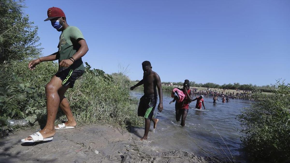 Migrantes cruzando desde México a Estados Unidos a través del río Bravo.