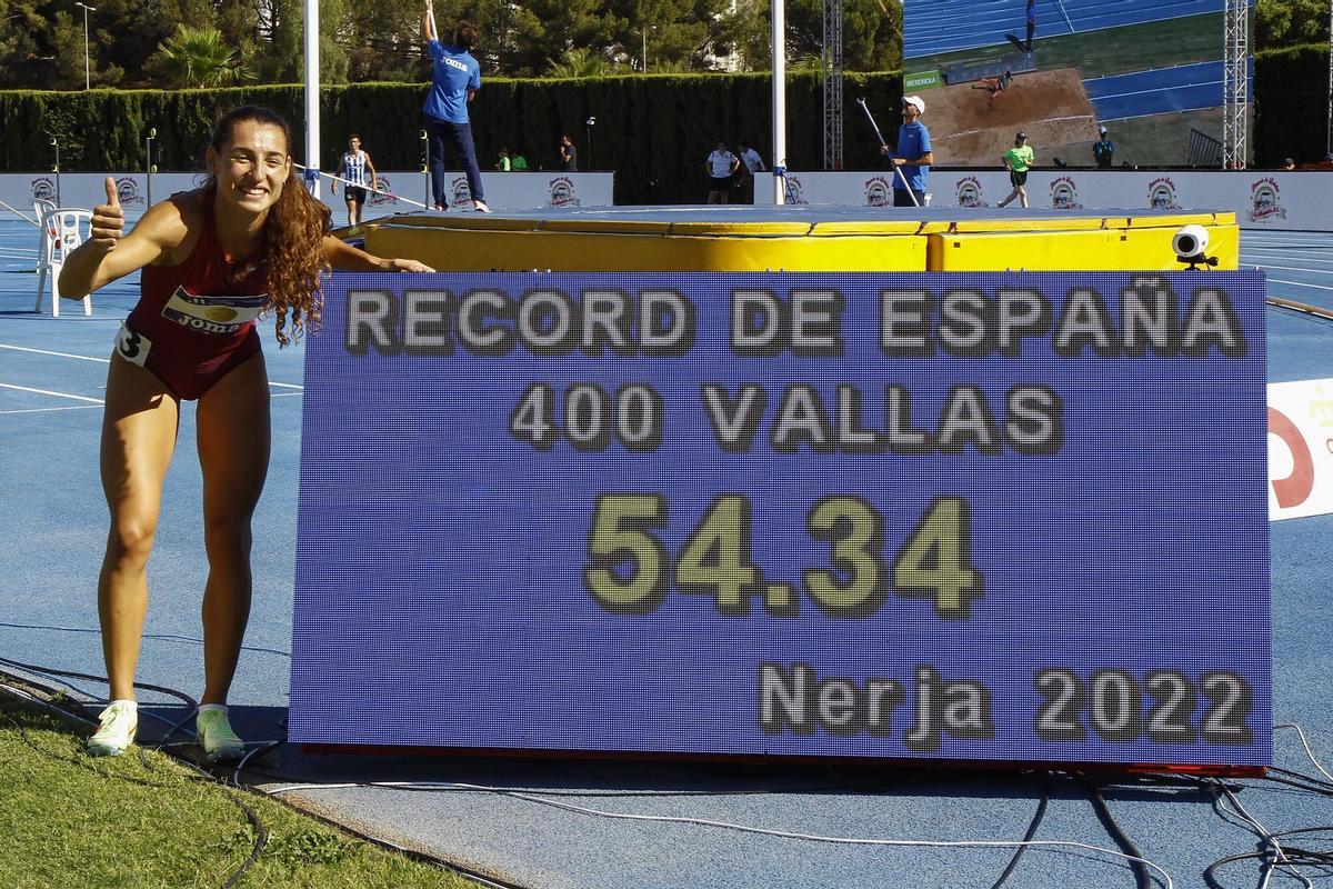 La atleta Sara Gallego se ha proclamado campeona de España en los 400 m valla con un tiempo de 54.34 s, récord de España, en el campeonato de España Absoluto de Atletismo que se celebra en la localidad de Nerja. EFE/Álvaro Cabrera
