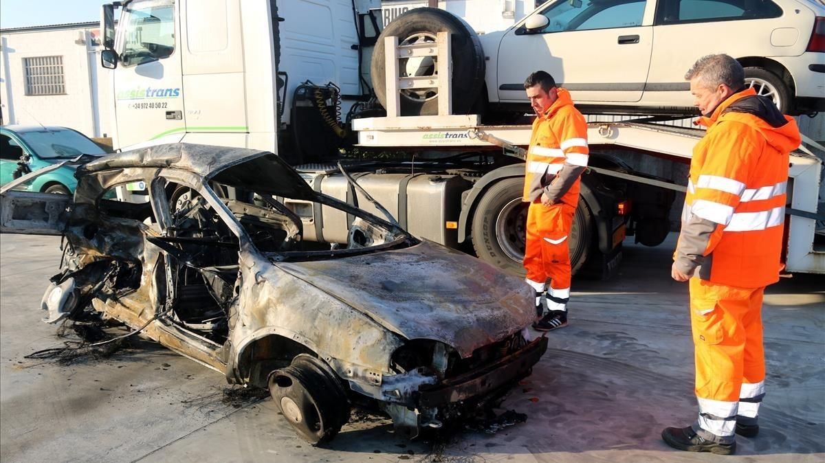 Aspecto del vehículo incendiado tras el accidente mortal en la AP-7, a la altura de Girona, el pasado 6 de diciembre. Aspecto del vehículo incendiado tras el accidente mortal en la AP-7, a la altura de Girona, el pasado 6 de diciembre.