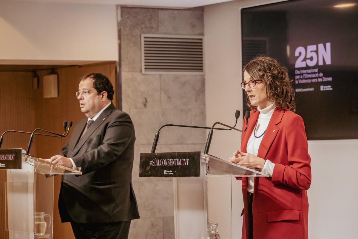 Los ’consellers’ Elena y Verge, durante la presentación del balance del plan contra las violencias sexuales en entornos de ocio