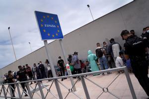 Cola en la frontera de Ceuta con Marruecos, este jueves.