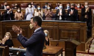 El presidente del Gobierno, Pedro Sánchez, aplaude con su bancada y la del Ejecutivo durante el pleno del Congreso de este 30 de marzo de 2022, centrado en el plan anticrisis y el giro sobre el Sáhara.