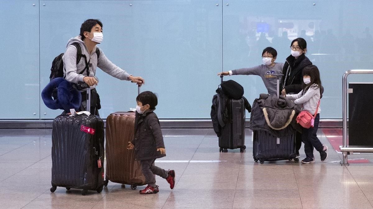 Pasajeros llegados al aeropuerto de El Prat . Pasajeros llegados al aeropuerto de El Prat .