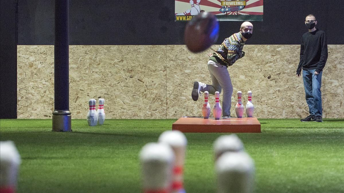 Dos novatos prueban el ’footbowling’ en el nuevo campo ’indoor’ del Eixample, el primero de Europa.  