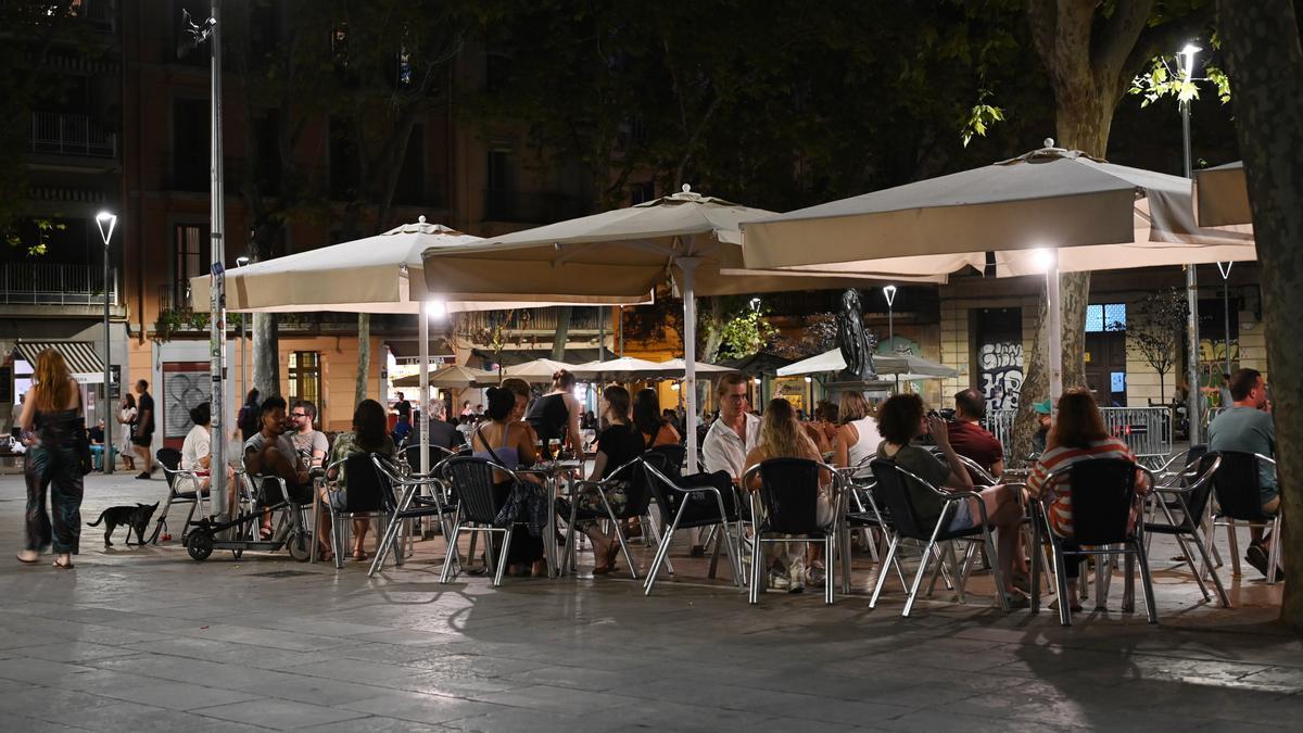 Terrazas en la plaza de la Virreina en el barrio de Gràcia, el 30 de julio de 2022. 
