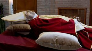 El cuerpo de Benedicto se exhibe en la capilla del monasterio del Vaticano y reposará en la Basílica de San Pedro.
