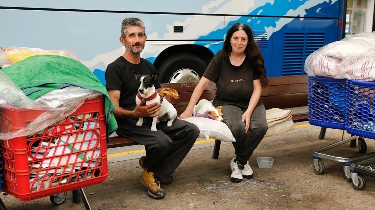 José y Mónica, con sus perros, en su banco del Eixample. José y Mónica, con sus perros, en su banco del Eixample.