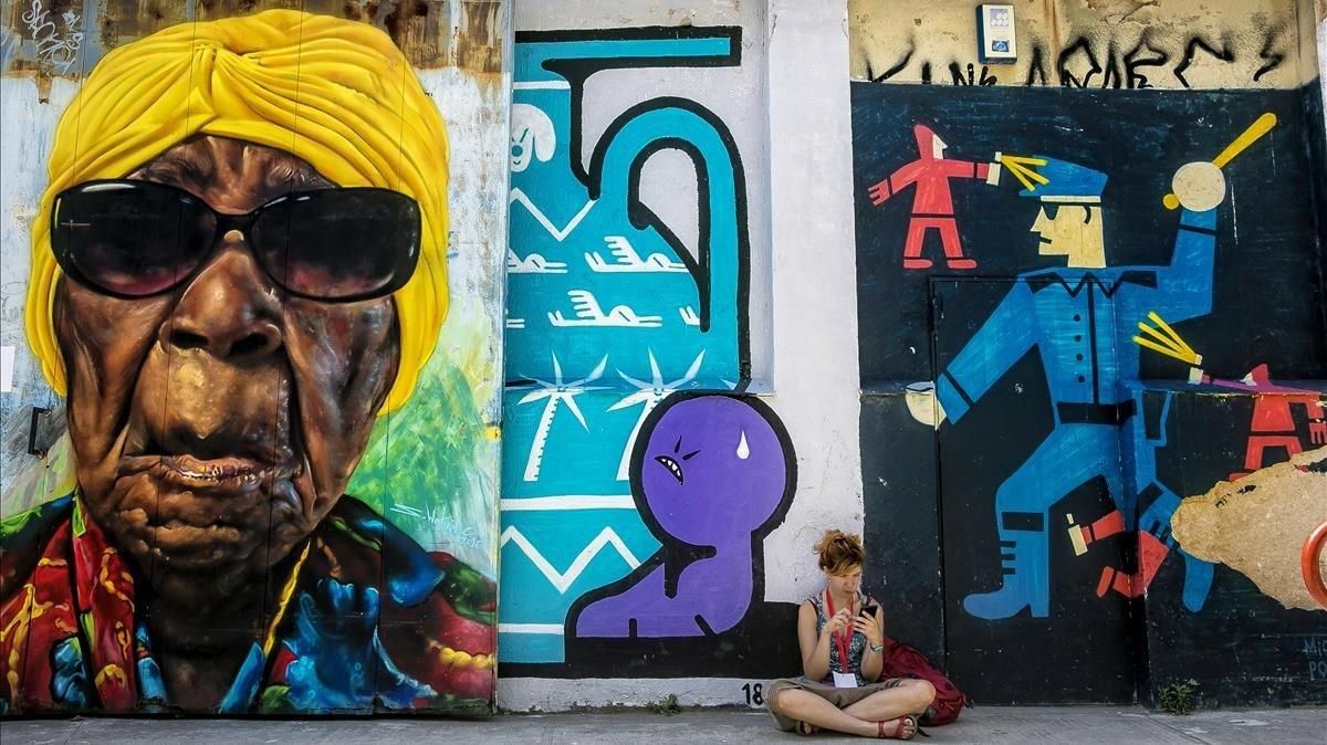 Exteriores de la Nau Bostik, sede de B-Murals, decorados con obras de artistas urbanos. Exteriores de la Nau Bostik, sede de B-Murals, decorados con obras de artistas urbanos.