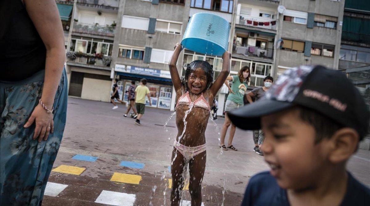 Niños jugando en una plaza de Ciutat Meridiana, el miércoles.