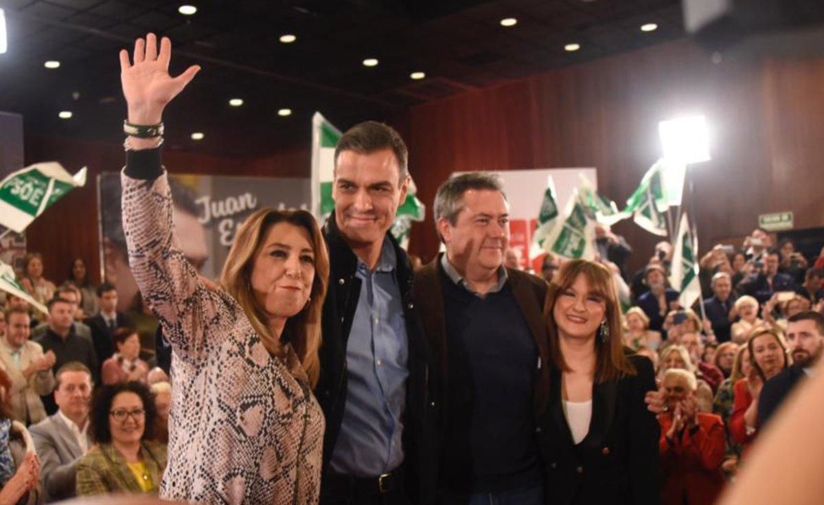 Susana Diaz y Pedro Sánchez, en un acto en Sevilla junto al alcalde Juan Espadas. Susana Diaz y Pedro Sánchez, en un acto en Sevilla junto al alcalde Juan Espadas.
