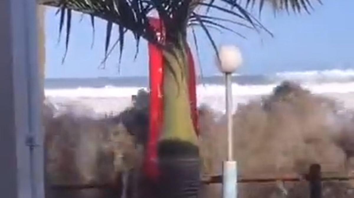 Momento en que la ola gigante salta por encima de los límites del restaurante en Sudáfrica