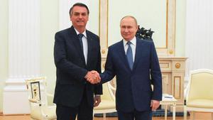 Putin recibe a Bolsonaro entre sonrisas y sin distancia de seguridad.