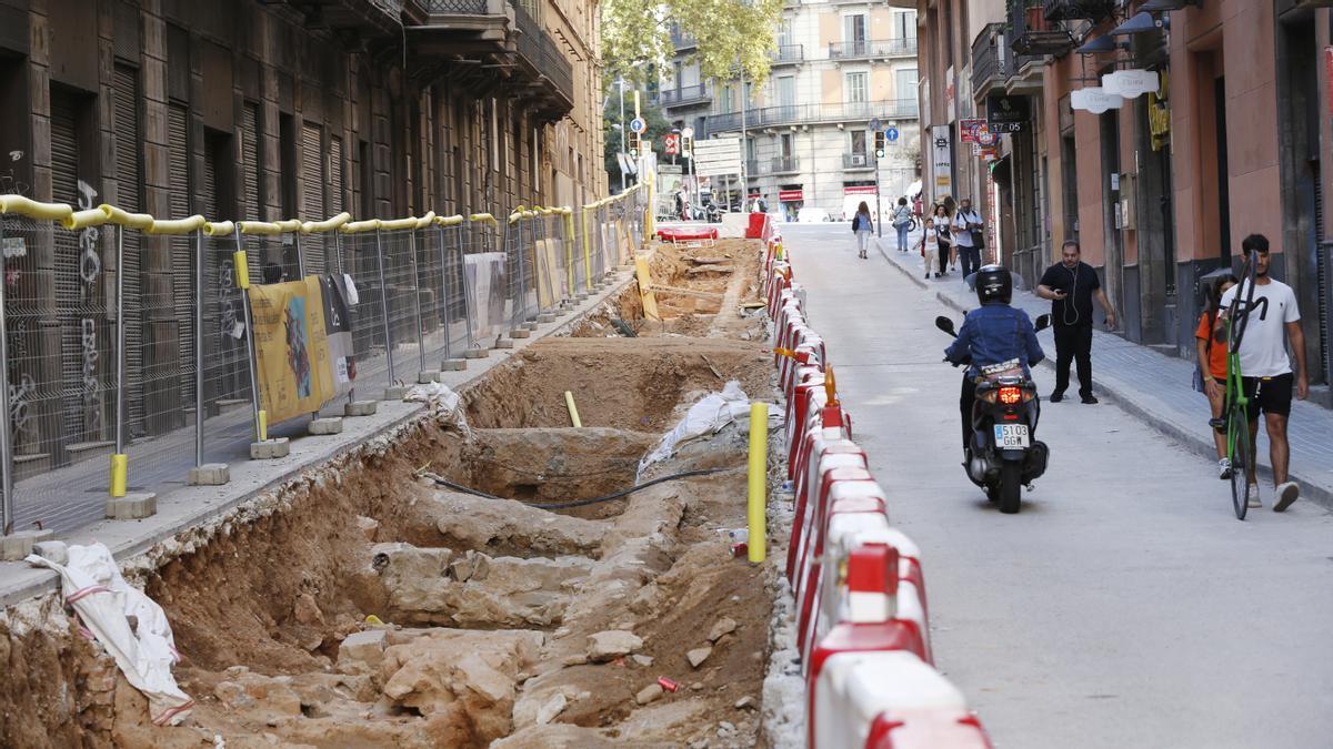 Las obras en la calle de Jonqueres han dejado al descubierto restos de Santa Maria de Jonqueres, un antiguo monasterio que estuvo situado en este punto de Barcelona