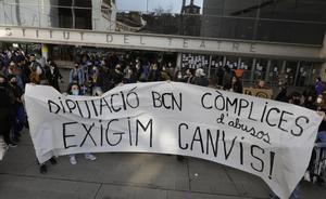 Los estudiantes ante el Institut del Teatre de donde partió la manifestación hacia la Diputación de Barcelona.