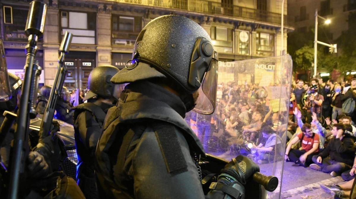 Policías ante los manifestantes en la plaza Urquinaona