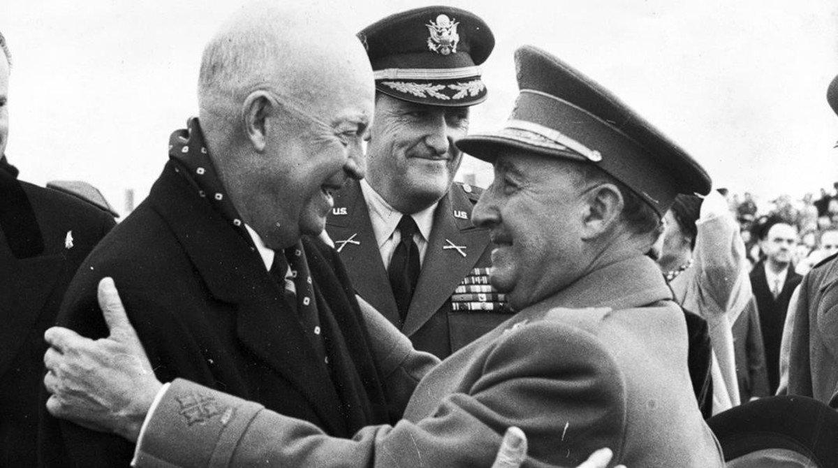 Francisco Franco recibe a Dwight D. Eisenhower, en diciembre de 1959. Aún no se puede conocer todo sobre las negociaciones que precedieron a esta visita y supusieron el establecimiento de las bases militares norteamericanas en España: hay papeles ocultos.
