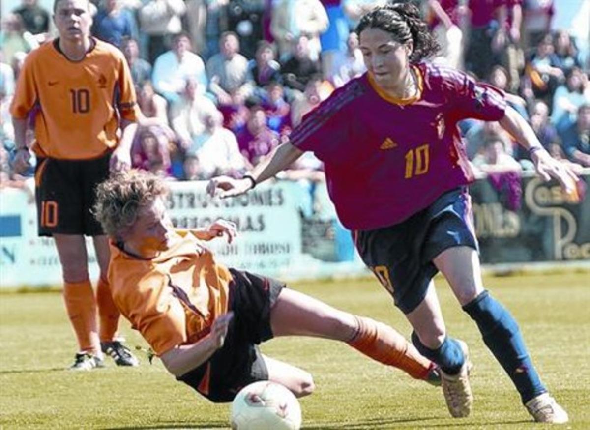 La española Laura del Río (derecha) pelea un balón con la holandesa Daphne Koster en un partido del Campeonatode Europa de selecciones, en el 2004. La española Laura del Río (derecha) pelea un balón con la holandesa Daphne Koster en un partido del Campeonatode Europa de selecciones, en el 2004.