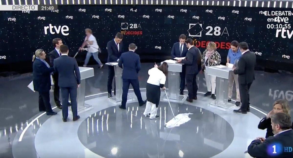 Dos limpiadoras trabajan minutos antes del debate a cuatro de TVE. Dos limpiadoras trabajan minutos antes del debate a cuatro de TVE.