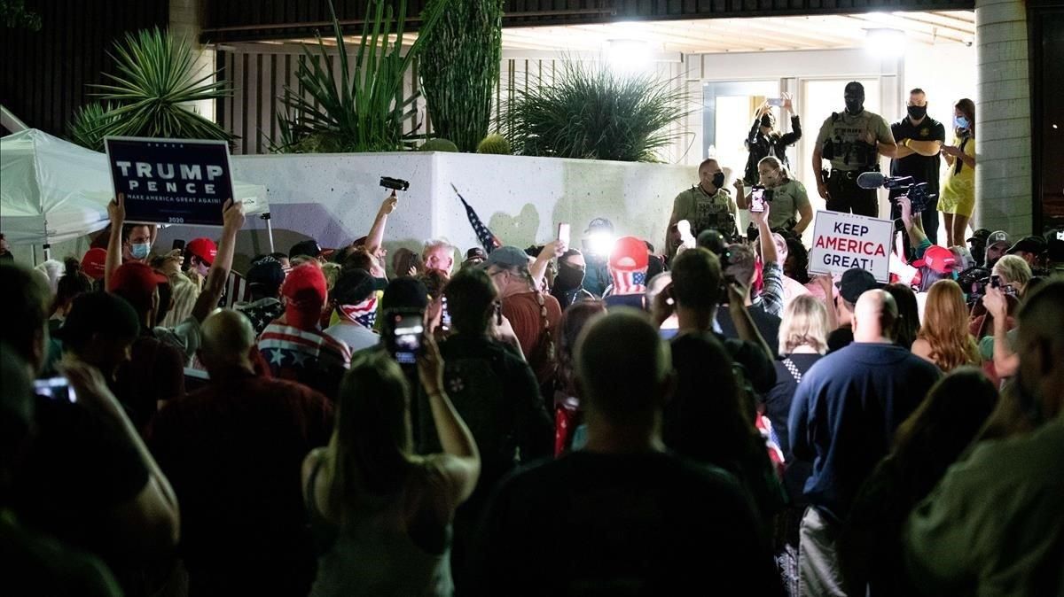 Los partidarios del presidente Donald Trump se reúnen para protestar por los resultados de las elecciones en la oficina del Departamento de Elecciones del condado de Maricopa, el 4 de noviembre de 2020 en Phoenix, Arizona. Los partidarios del presidente Donald Trump se reúnen para protestar por los resultados de las elecciones en la oficina del Departamento de Elecciones del condado de Maricopa, el 4 de noviembre de 2020 en Phoenix, Arizona.
