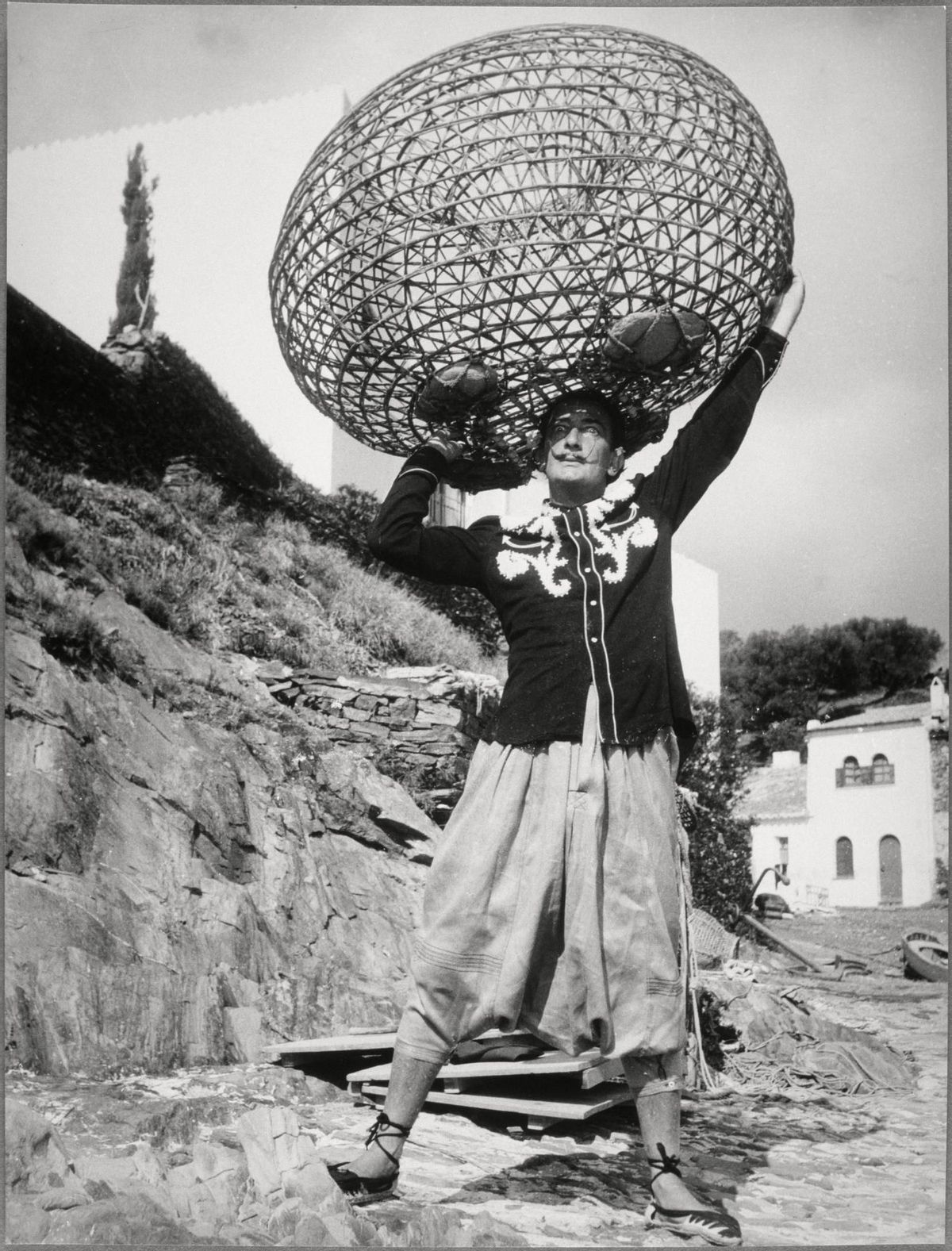 Imagen cedida por Arte Artcurial de Salvador Dalí portando en su cabeza una de las nasa de pescador de Cadaqués que le sirvieron como inspiración para el diseño de la lámpara. EFE Imagen cedida por Arte Artcurial de Salvador Dalí portando en su cabeza una de las nasa de pescador de Cadaqués que le sirvieron como inspiración para el diseño de la lámpara. EFE