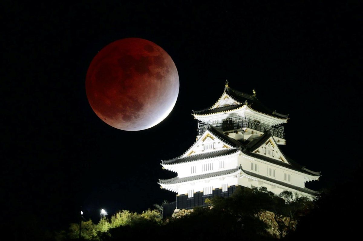 Así ha sido el eclipse parcial de Luna que se ha podido ver en África, América, el Pacífico, Oceanía y Asia Así ha sido el eclipse parcial de Luna que se ha podido ver en África, América, el Pacífico, Oceanía y Asia