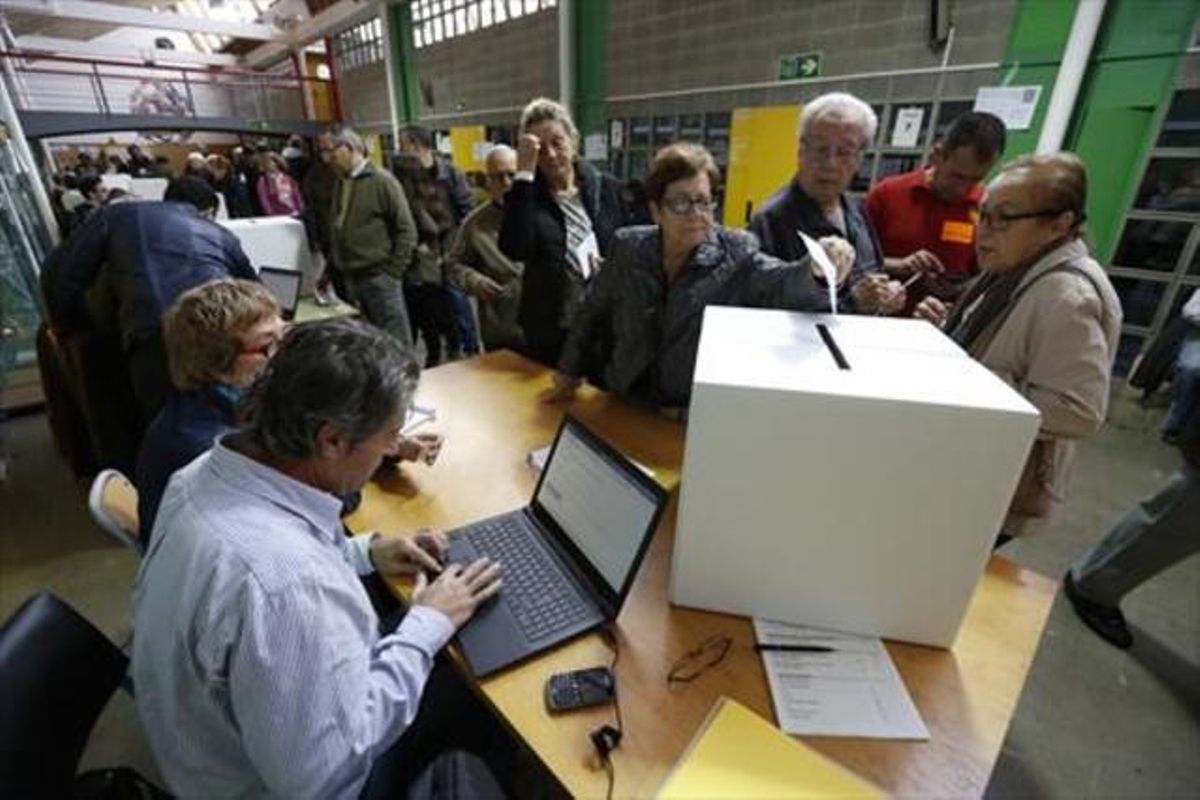 Gente votando el 9-N en el IES can Vilamaru. Gente votando el 9-N en el IES can Vilamaru.